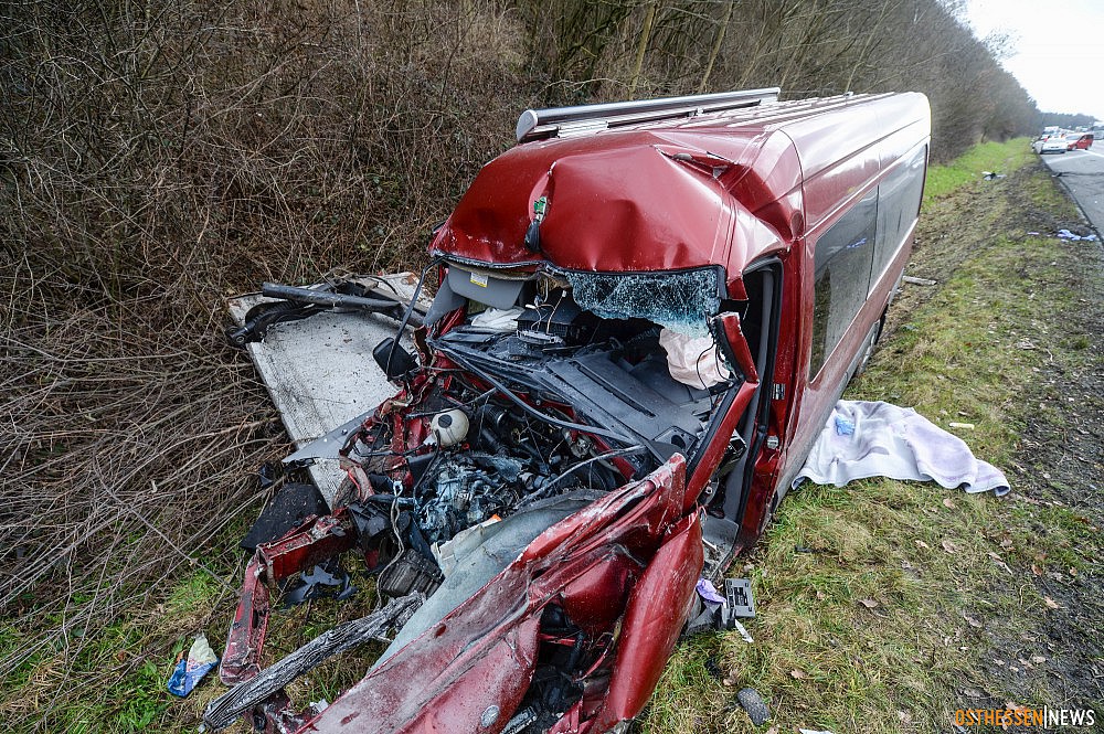 LKW Kollidiert Auf A7 Mit Kleintransporter - Ein Toter, Zwei ...