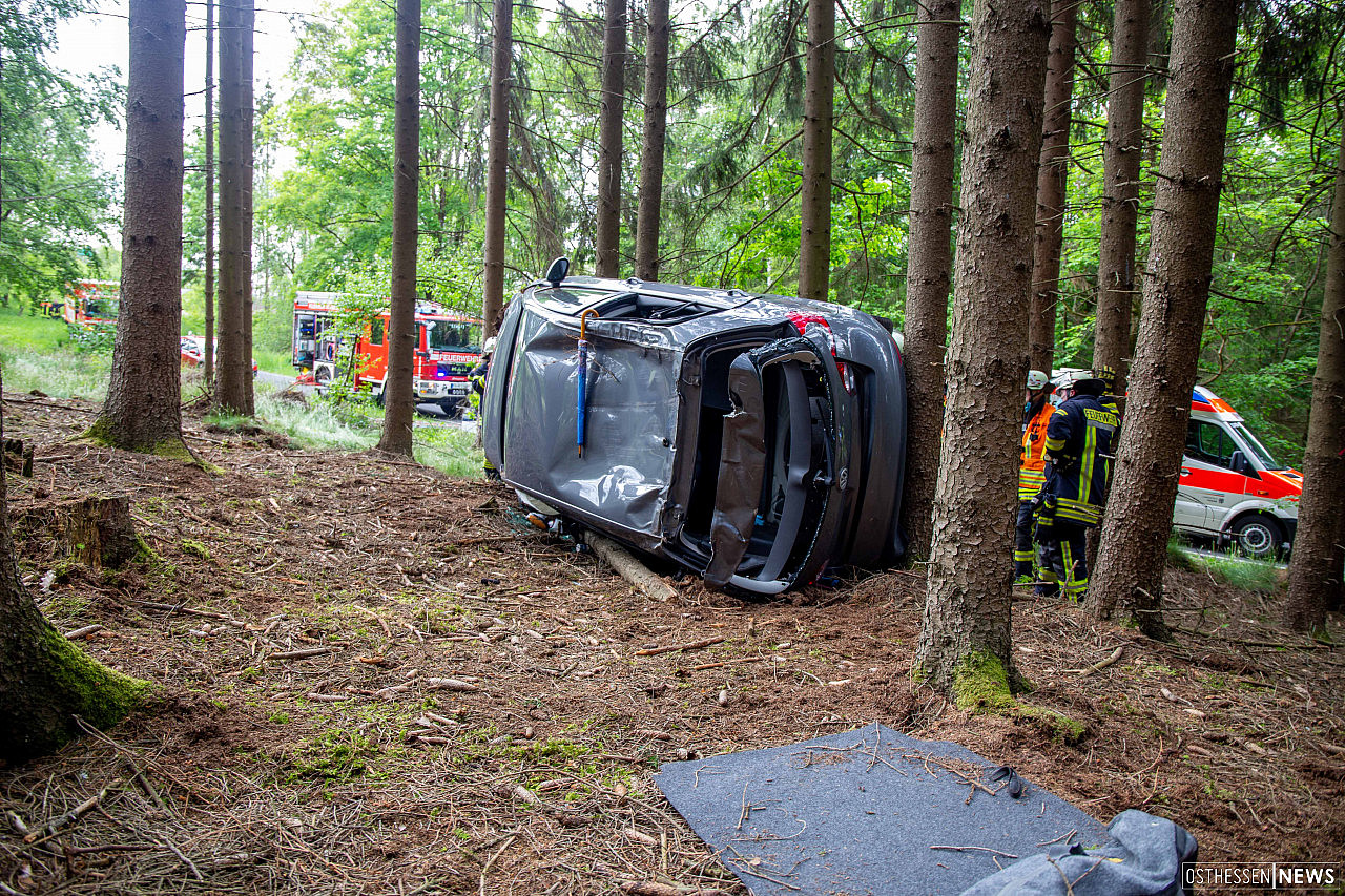 Schwerer Unfall in Langenberg: Person im Fahrzeug eingeklemmt ...