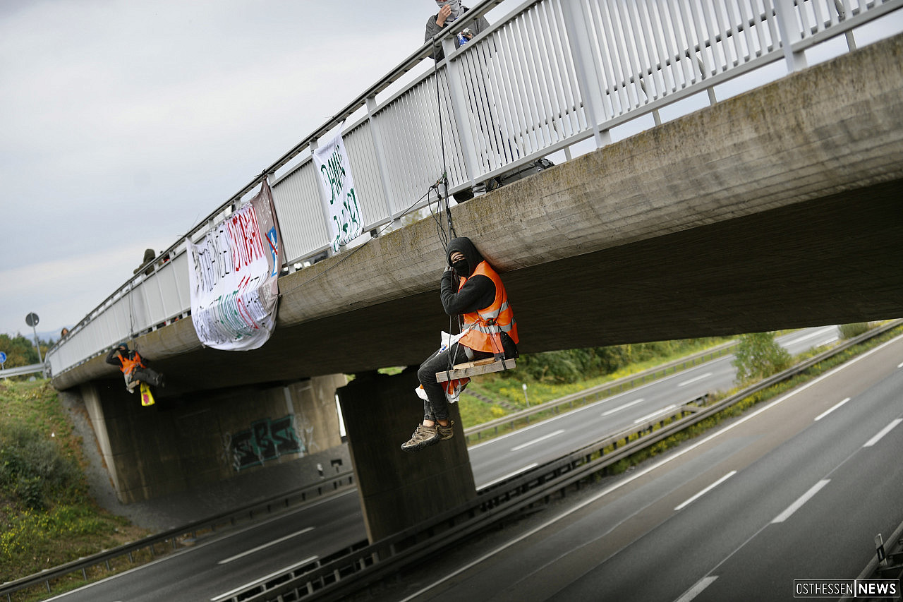 A49-Gegner seilen sich von Autobahnbrücke auf A5 ab - SEK in Alsfeld im  Einsatz - Osthessen