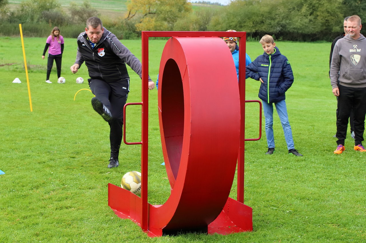 Auf dem Ehringshäuser Sportplatz wurde mit dem Fußball Mini-Golf gespielt -  Osthessen|News