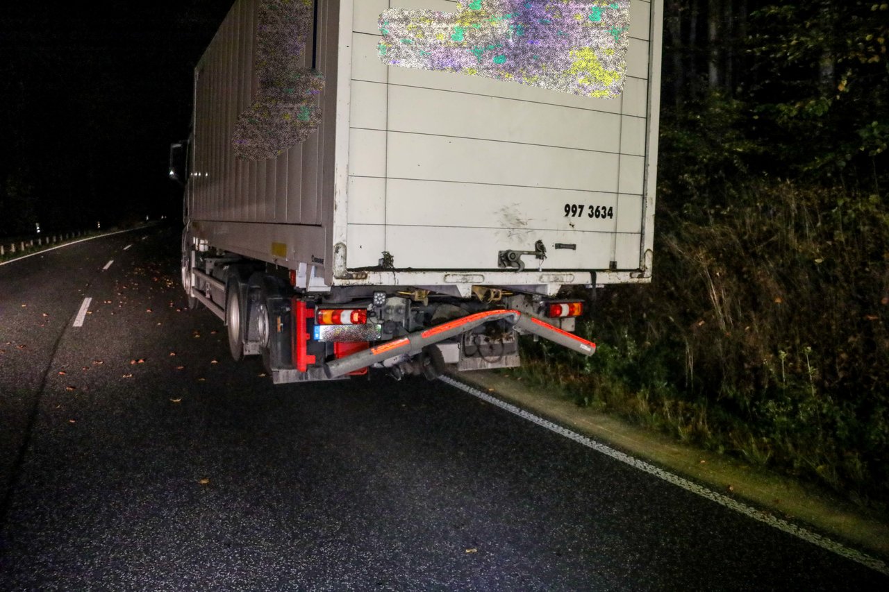 B 27 Zeitweise Voll Gesperrt: Lkw-Anhänger Kippt Nach Unfall Auf Die ...