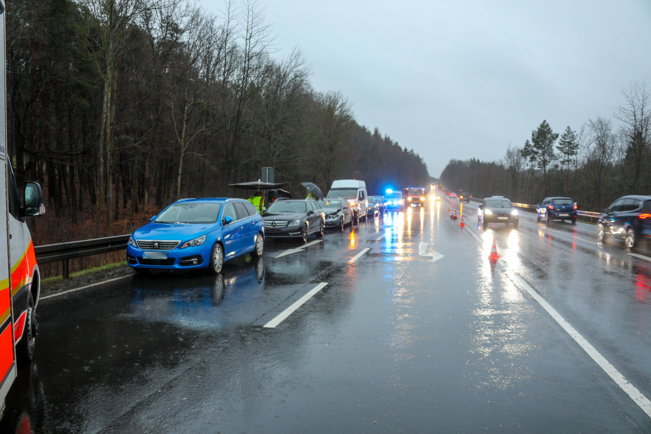 Mehrere Fahrzeuge Prallen Auf B27 Bei Marbach Aufeinander - Osthessen|News