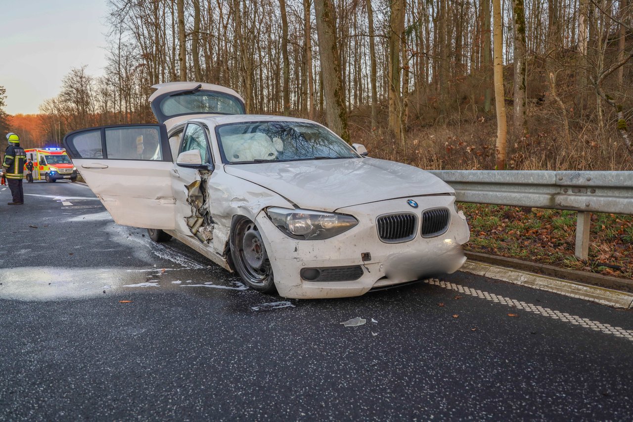 Zwei Fahrzeuge Kollidieren Im Kreuzungsbereich - Osthessen|News