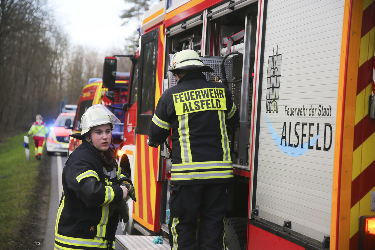 Schwerer Unfall Auf Der Bundesstraße B 254: Drei Personen Verletzt ...