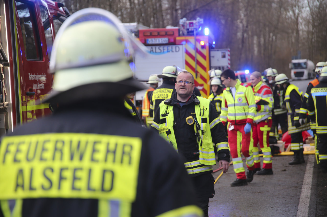 Schwerer Unfall Auf Der Bundesstraße B 254: Drei Personen Verletzt ...