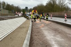 Baustelle Am Bronnzeller Kreisel: BMW-Fahrerin Reißt Sich Ölwanne Auf ...