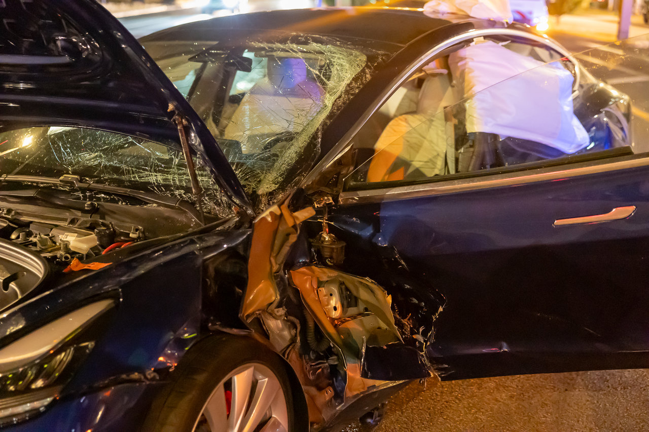 Schwerer Unfall Zwischen Auto Und Tram: Fahrer Muss Aus Tesla Befreit ...