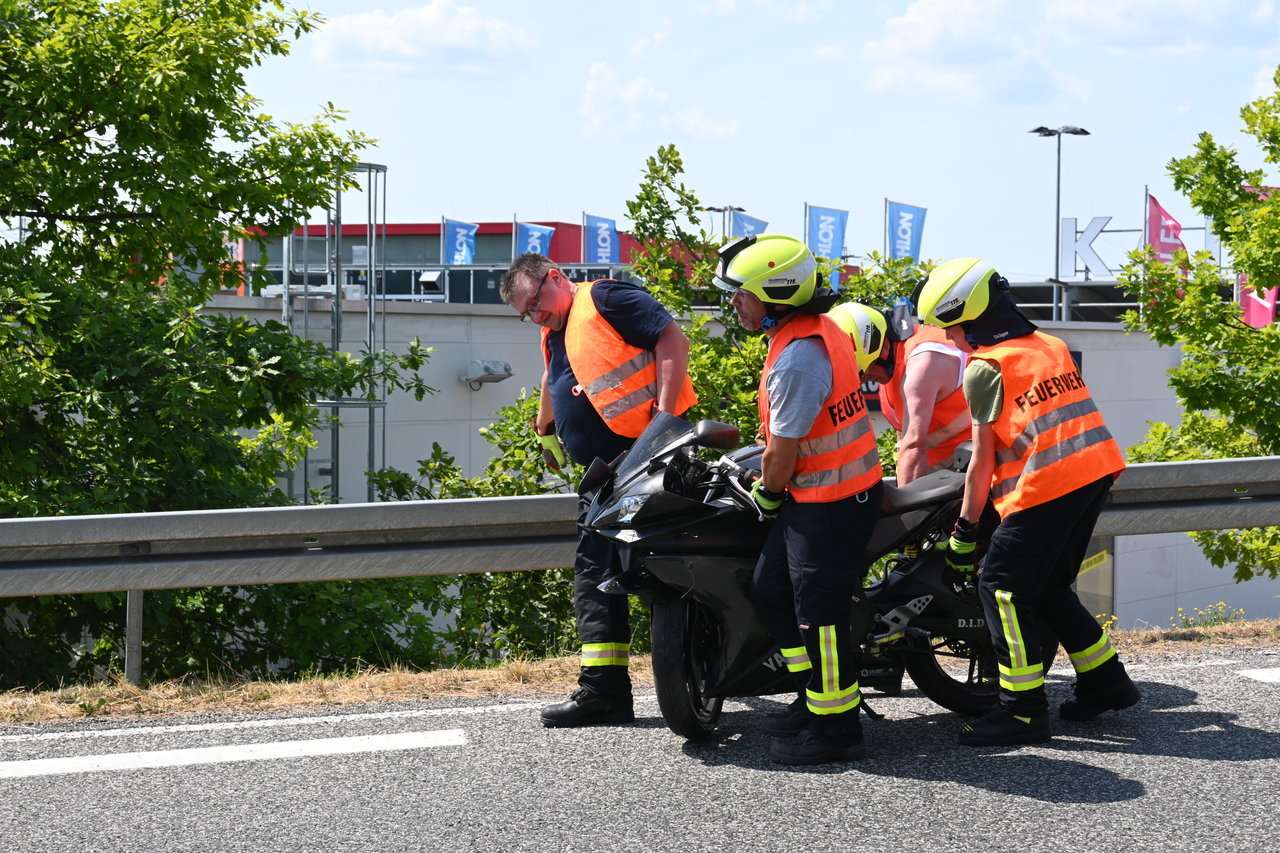 Verletzte Motorradfahrerin Nach Unfall Auf Der B 27, Höhe "Kaiserwiesen ...