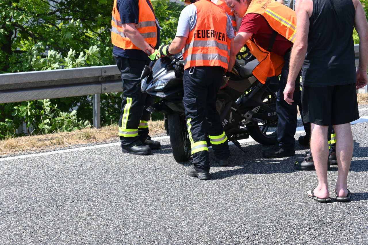 Verletzte Motorradfahrerin Nach Unfall Auf Der B 27, Höhe "Kaiserwiesen ...