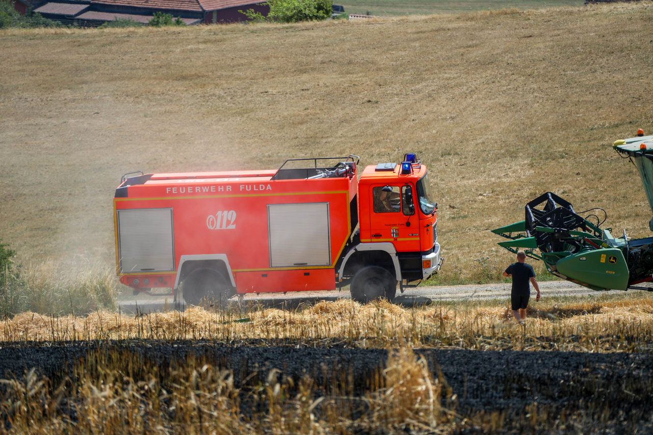 Feuerwehr kämpft gegen die Flammen an - \