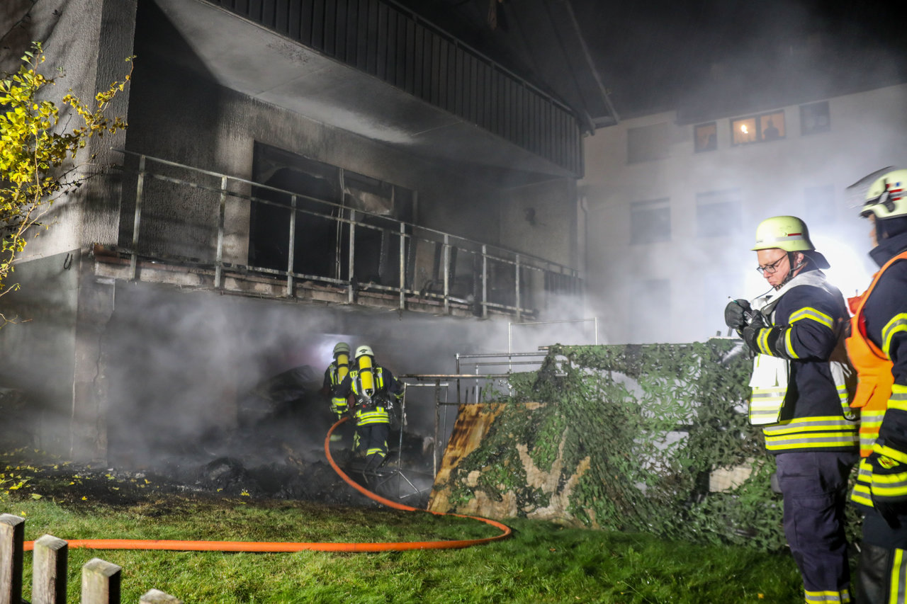 Starke Rauchentwicklung Im Wohngebiet: Feuerwehr Mit Großaufgebot Vor ...