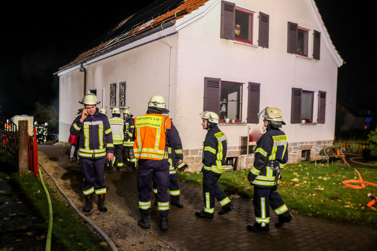 Starke Rauchentwicklung Im Wohngebiet: Feuerwehr Mit Großaufgebot Vor ...