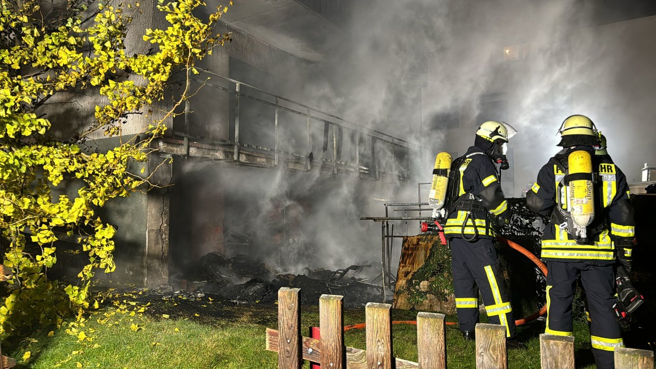 Starke Rauchentwicklung Im Wohngebiet: Feuerwehr Mit Großaufgebot Vor ...