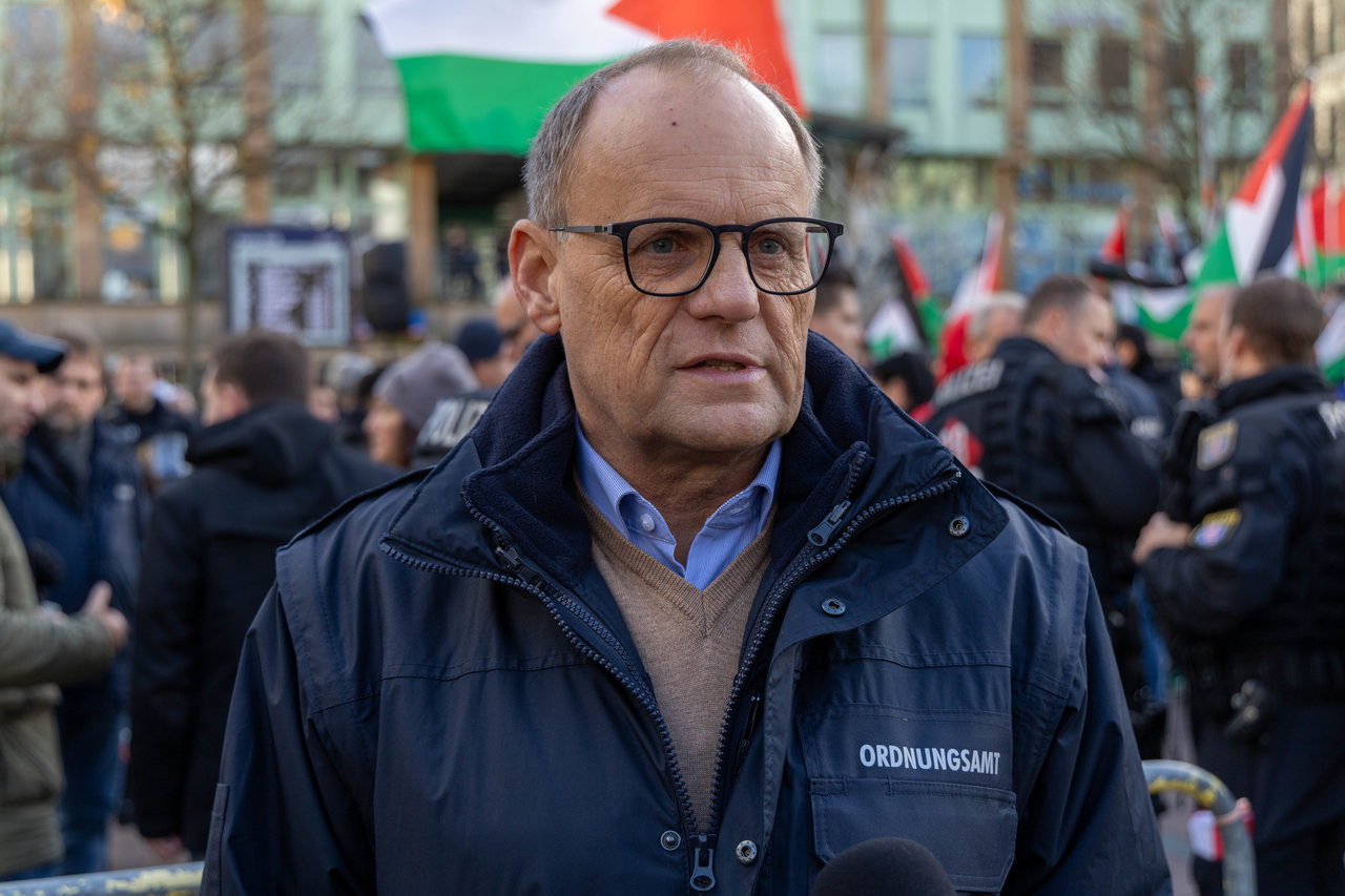 Israel-Flagge abgerissen: Festnahme während Gedenkveranstaltung -  Osthessen
