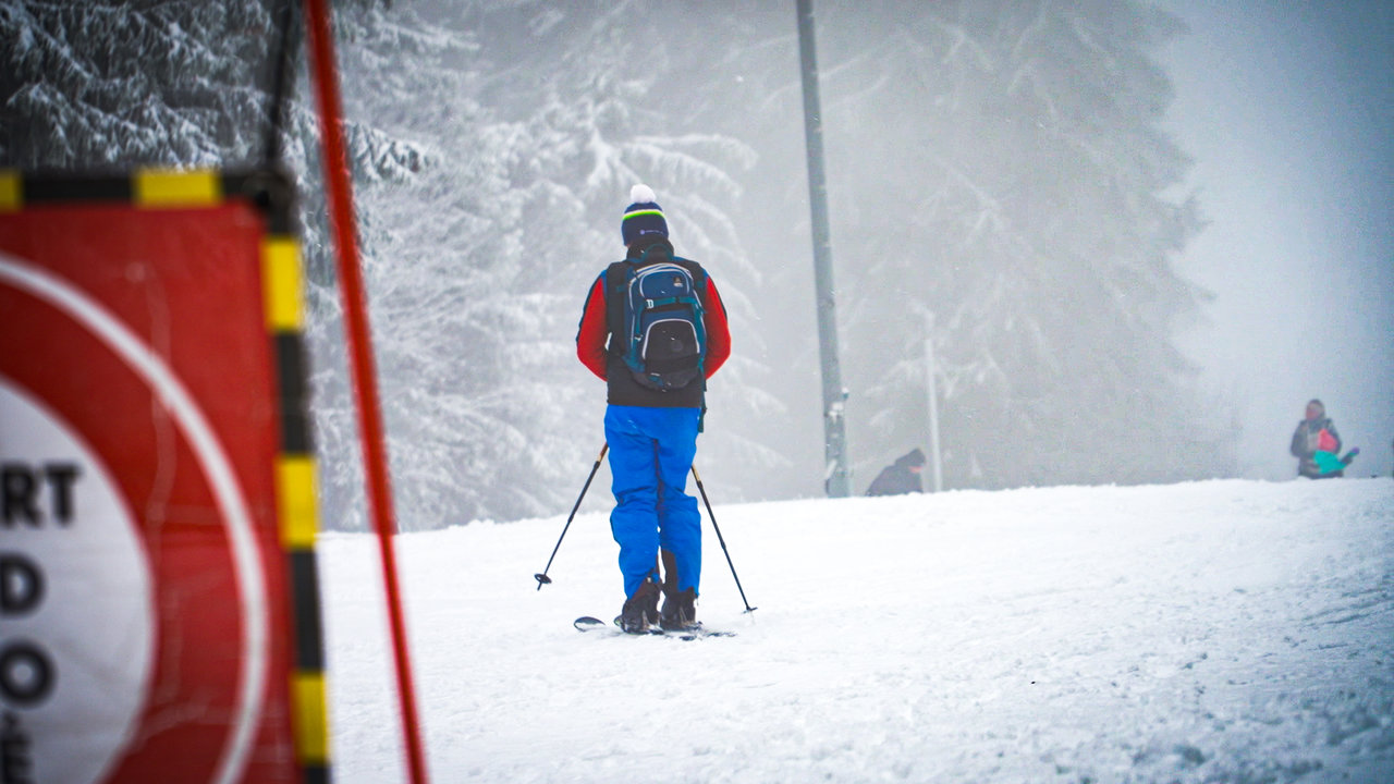Wintersportler nutzen den ersten Schnee auf der Wasserkuppe - Osthessen