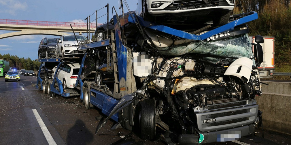 Verkehrsunfall auf A4: Autotransporter rammt stehenden Lkw - BAD HERSFELD -  Osthessen