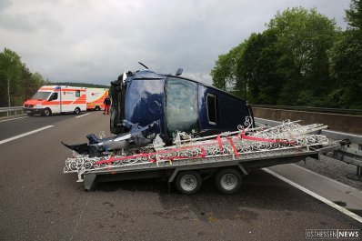 Unfälle: Auto verliert bei Aquaplaning auf Autobahn Anhänger mit Pkw