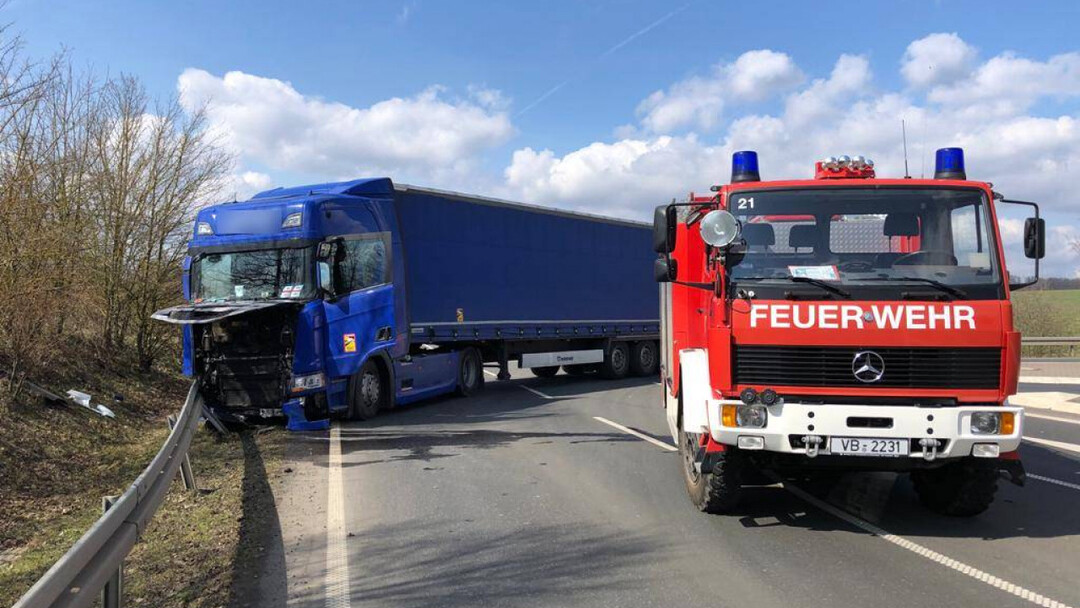 Vollsperrung Der B254: Lkw Rammt Pkw - Eine Person Eingeklemmt ...