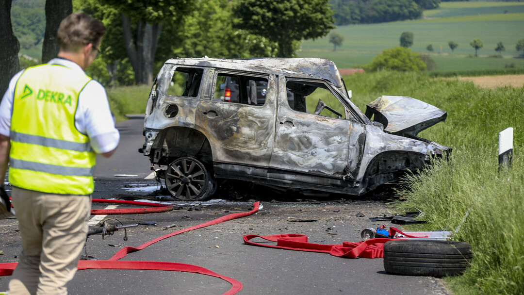 Schwerer Unfall Auf Der Landstraße: Auto Gegen Baum Geprallt ...