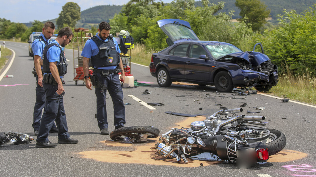 Autofahrer Will Bus überholen, Danach Frontalcrash - Motorradfahrer (62 ...