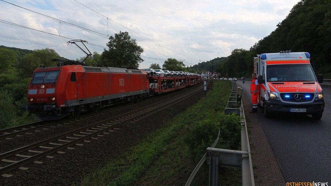 14-jähriges Mädchen von Güterzug überfahren - Bahnstrecke zwei Stunden ...
