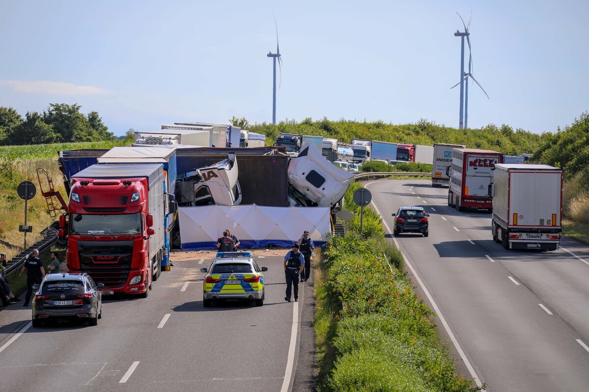 A4 Unfall Mit Drei Lkw Vermutlich Zwei Fahrer Eingeklemmt Osthessen News