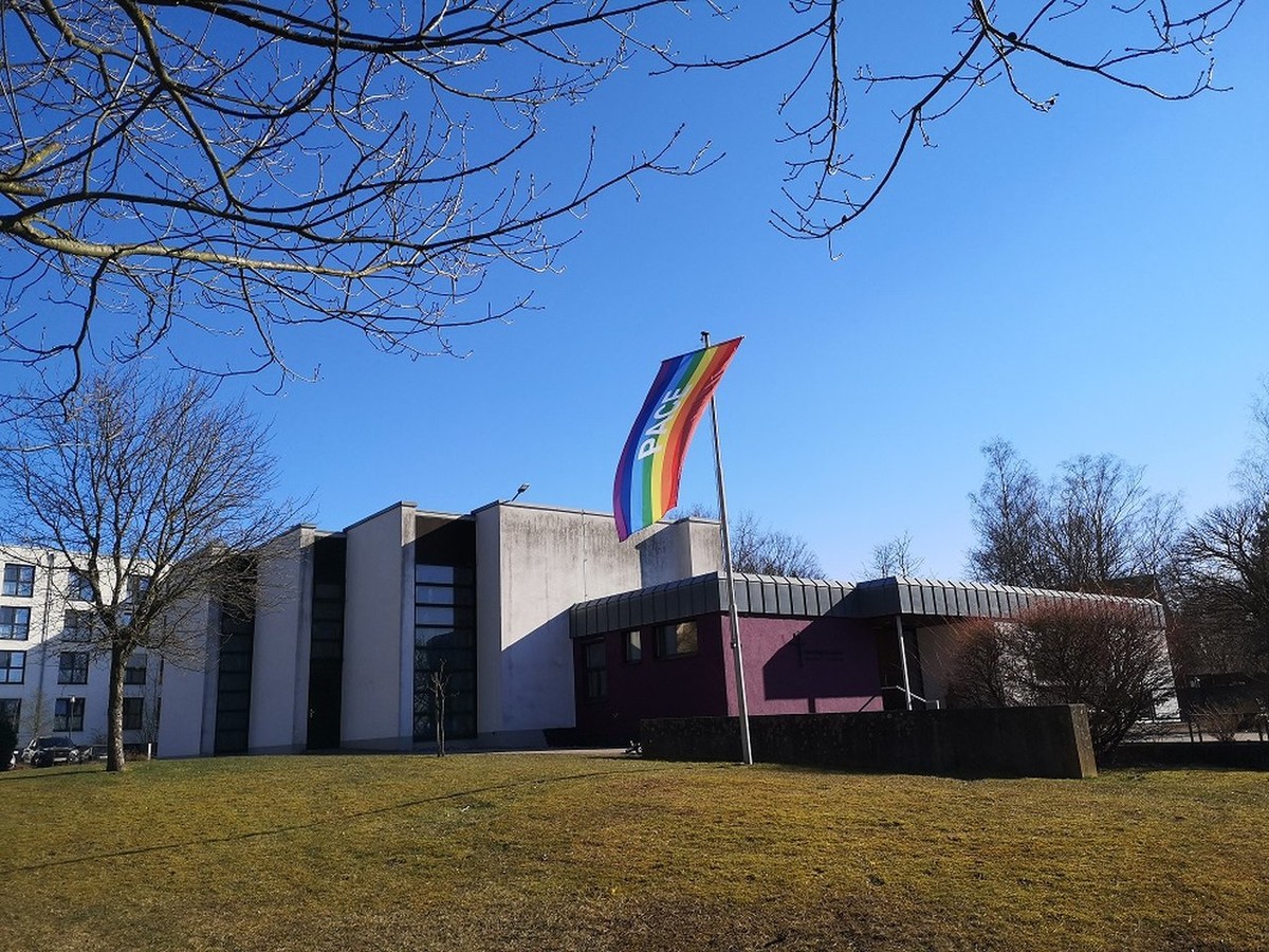 Friedensfahne der evangelischen Bonhoeffer-Kirchengemeinde gestohlen -  Osthessen