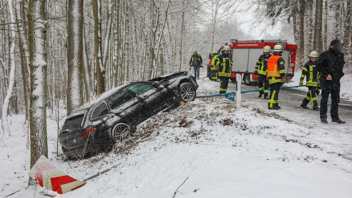 Auto rammt Schneeräumfahrzeug in Niederhone
