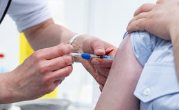 Hessen beginnt mit Auffrischimpfungen: Ältere zuerst