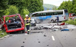 Unfall in Unterfranken mit 38 Verletzen: Reisebus aus Fulda verunglückt