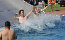 "Pack die Badehose eine": Besonderer Gemeindefeuerwehrtag im Schwimmbad
