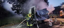 Bauwagen niedergebrannt, Scheibe eingeschlagen - Gemeinden in Aufruhr