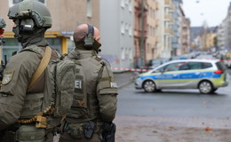 Bedrohungslage in Frankfurt - Mann mit Waffe am Fenster gesichtet