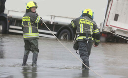 Feuerwehr befreit Lkw-Fahrer: Barfuß durchs kalte Fuldawasser