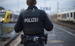 Unbekannter Mann bedroht Jugendliche am Bahnhof - Polizei sucht Zeugen