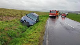 Alleinunfall auf der K74: Auto landet wegen medizinischem Notfall im Graben