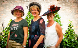 Hüte, Hüte, Hüte am Gartenfest-Stand von OSTHESSEN|NEWS - TAG 1