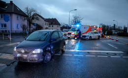 Unfall in der Ronsbachstraße: Taxi biegt falsch ab und kollidiert mit Pkw
