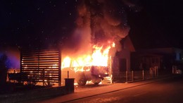 Auto und Carport komplett ausgebrannt: Feuerwehreinsatz am Donnerstagabend