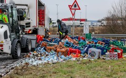 Flaschen-Chaos auf A7: Getränke-Laster verliert mehrere hundert Liter Ladung