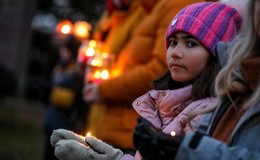 Menschenkette im Kerzenschein: Über 50 Dietershausener zeigen Solidarität