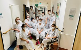 Examensschüler am Krankenhaus Eichhof feiern Internationalen Tag der Pflege 