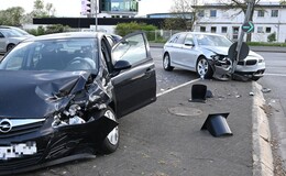 Opel kollidiert auf Picasso-Kreuzung mit BMW - Rettungswagen im Einsatz