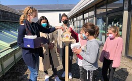 KJP-Vogelhäuschen an Homberger Grundschule aufgestellt