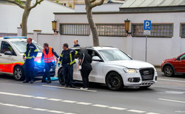 SUV und Kleinwagen kollidieren: Eine Person wird dabei durch Airbag verletzt