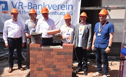 Nach sechs langen Jahren: VR-Bankverein feiert Grundsteinlegung in Heinebach