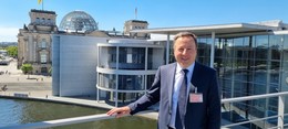 Hochschulpräsident Karim Khakzar als Experte im Deutschen Bundestag
