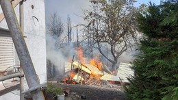 Feuerwehreinsatz in Friedlos: Holzschuppen sowie B 27-Böschung brennt
