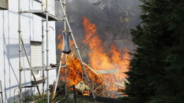 Feuerwehreinsatz in Friedlos: Holzschuppen sowie B 27-Böschung hat gebrannt
