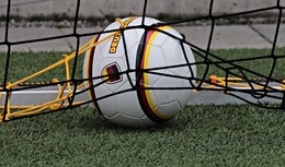 Abbrennen von Pyrotechnik: Polizeieinsatz bei Regionalliga-Derby